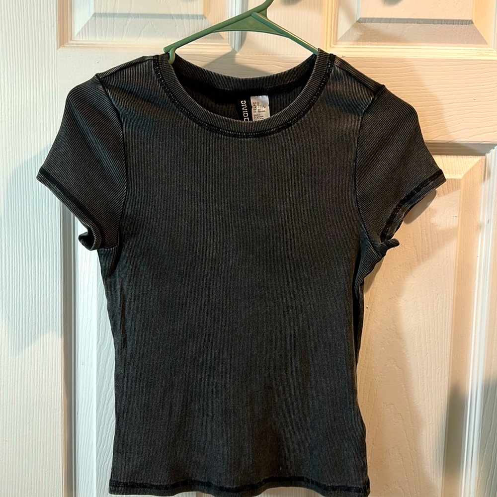 H&M DEVIDED TSHIRT SIZE S PETITE